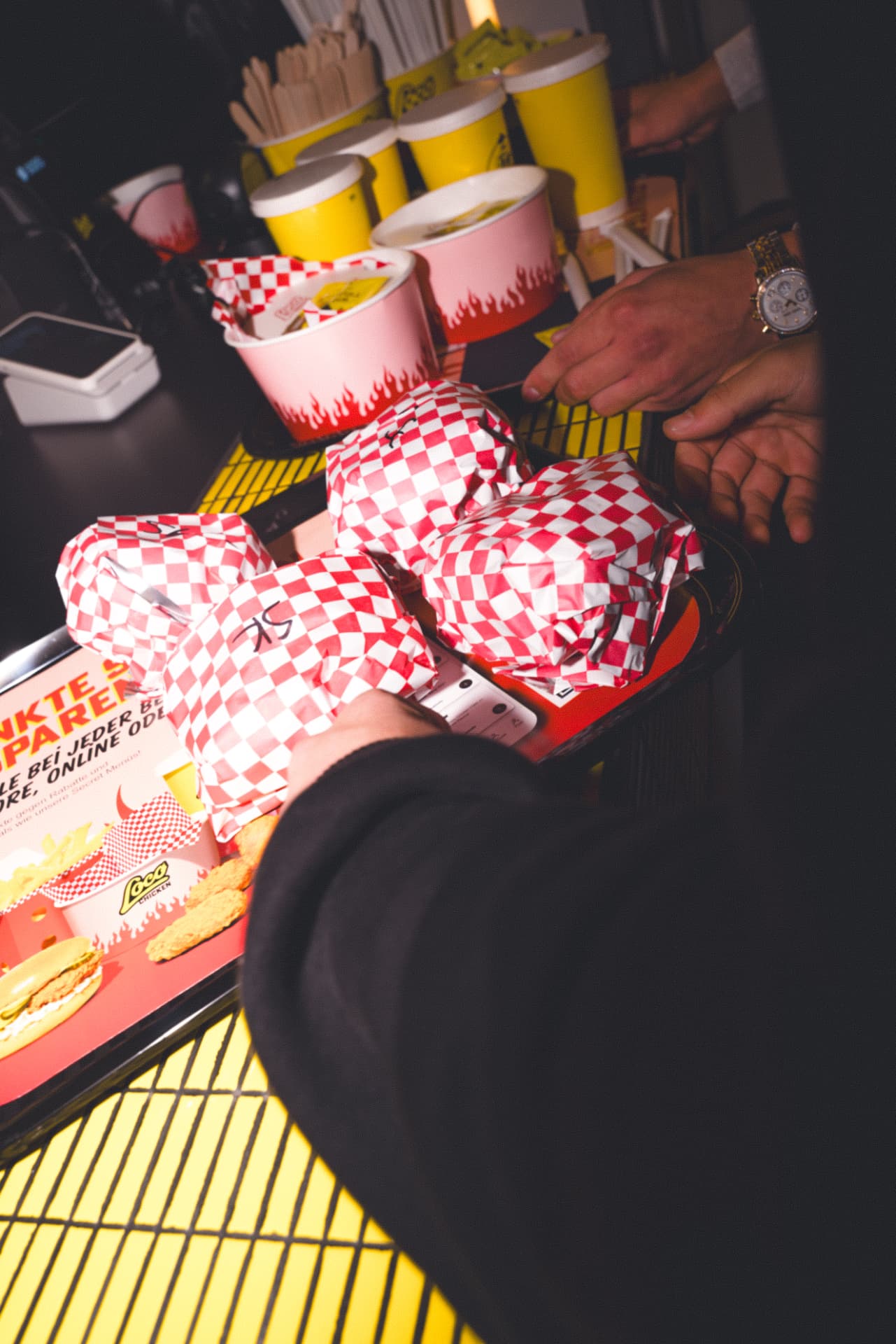 Loco Chicken Tray mit eingewickelten Burgern
