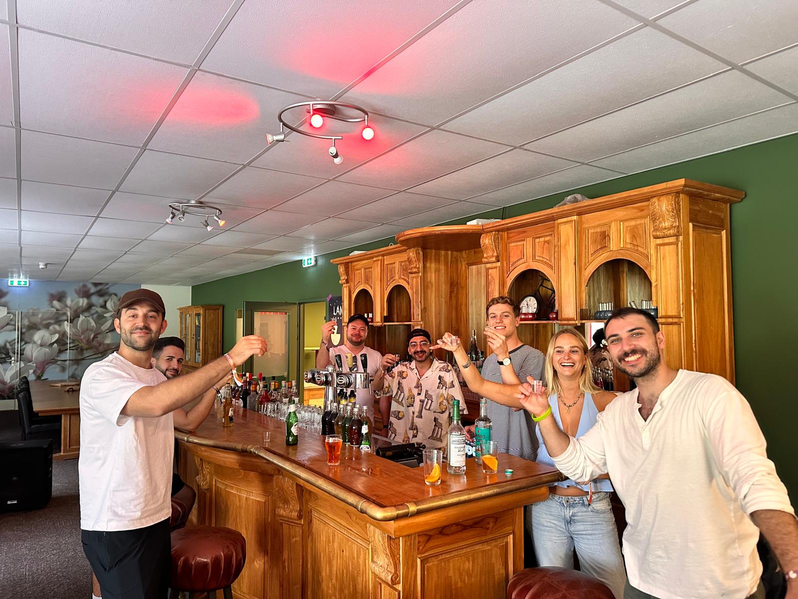 Anstoßen an der Bar beim Team-Event