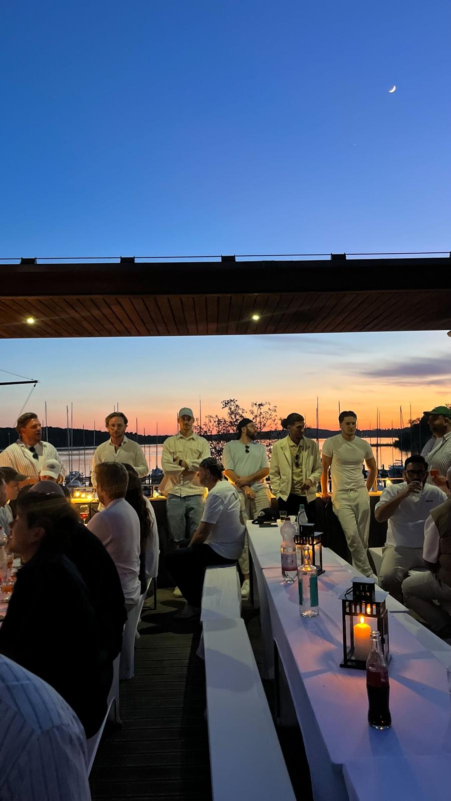 Sonnenuntergang beim Team-Event am See