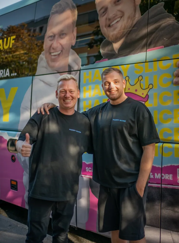 Happy Slice Team vor einem gebrandeten Bus