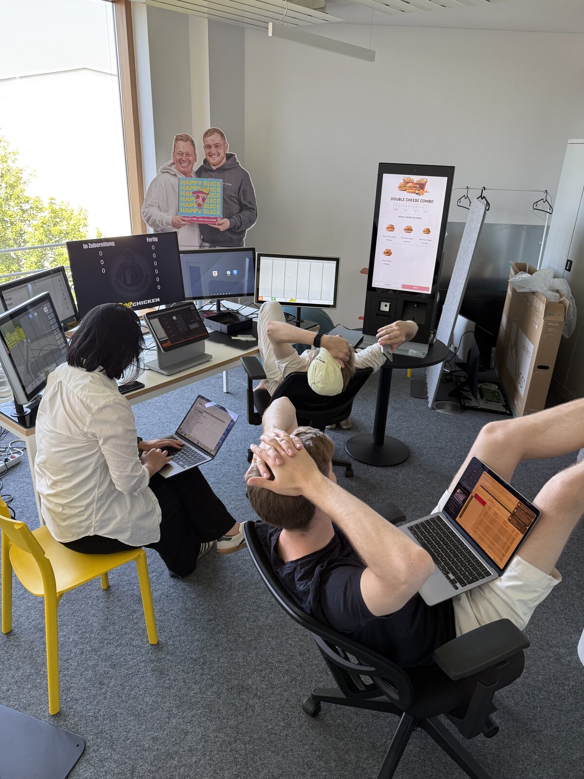 Das Tech-Team testet Kassen und Bestellterminals