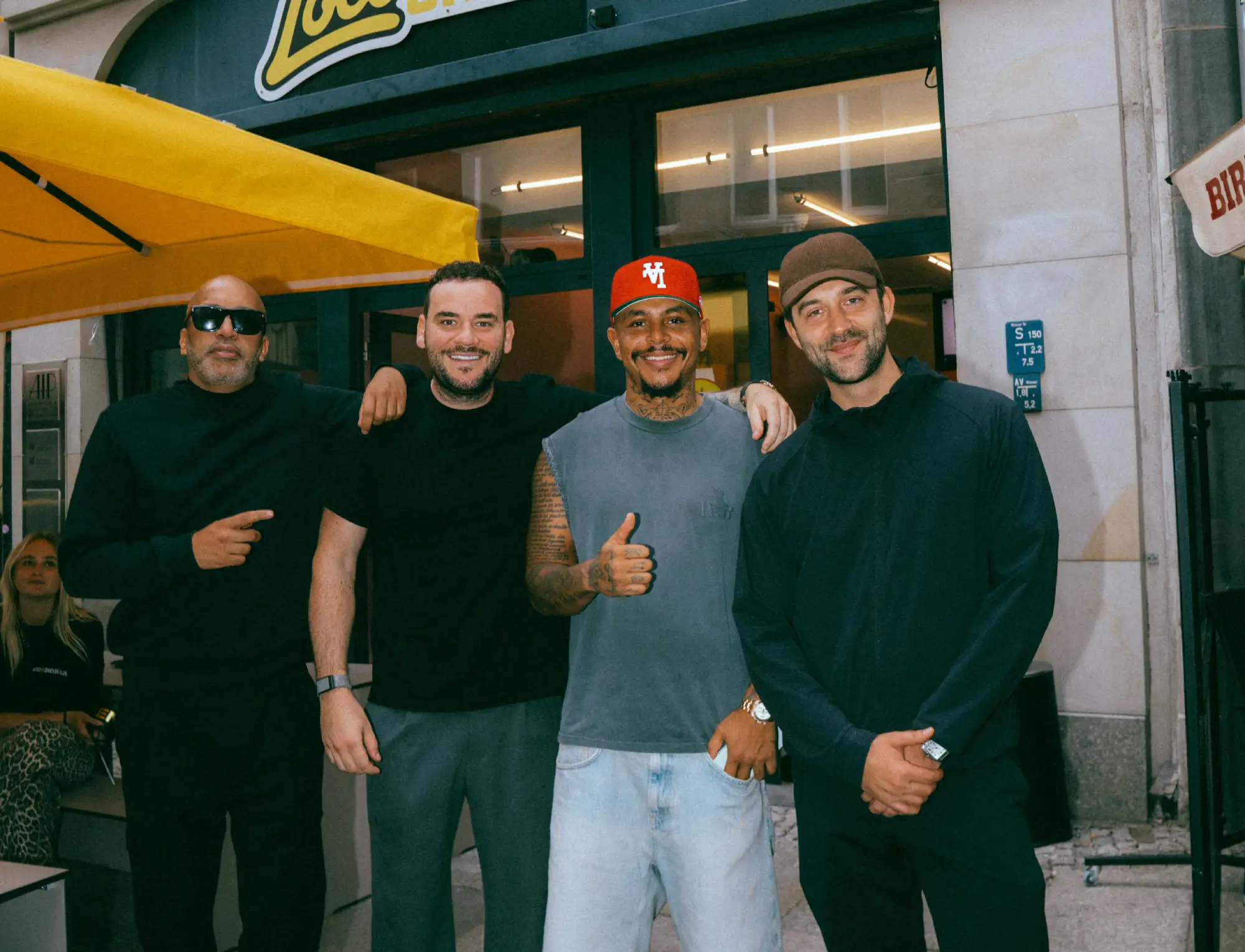 Team vor einem Loco Chicken Store