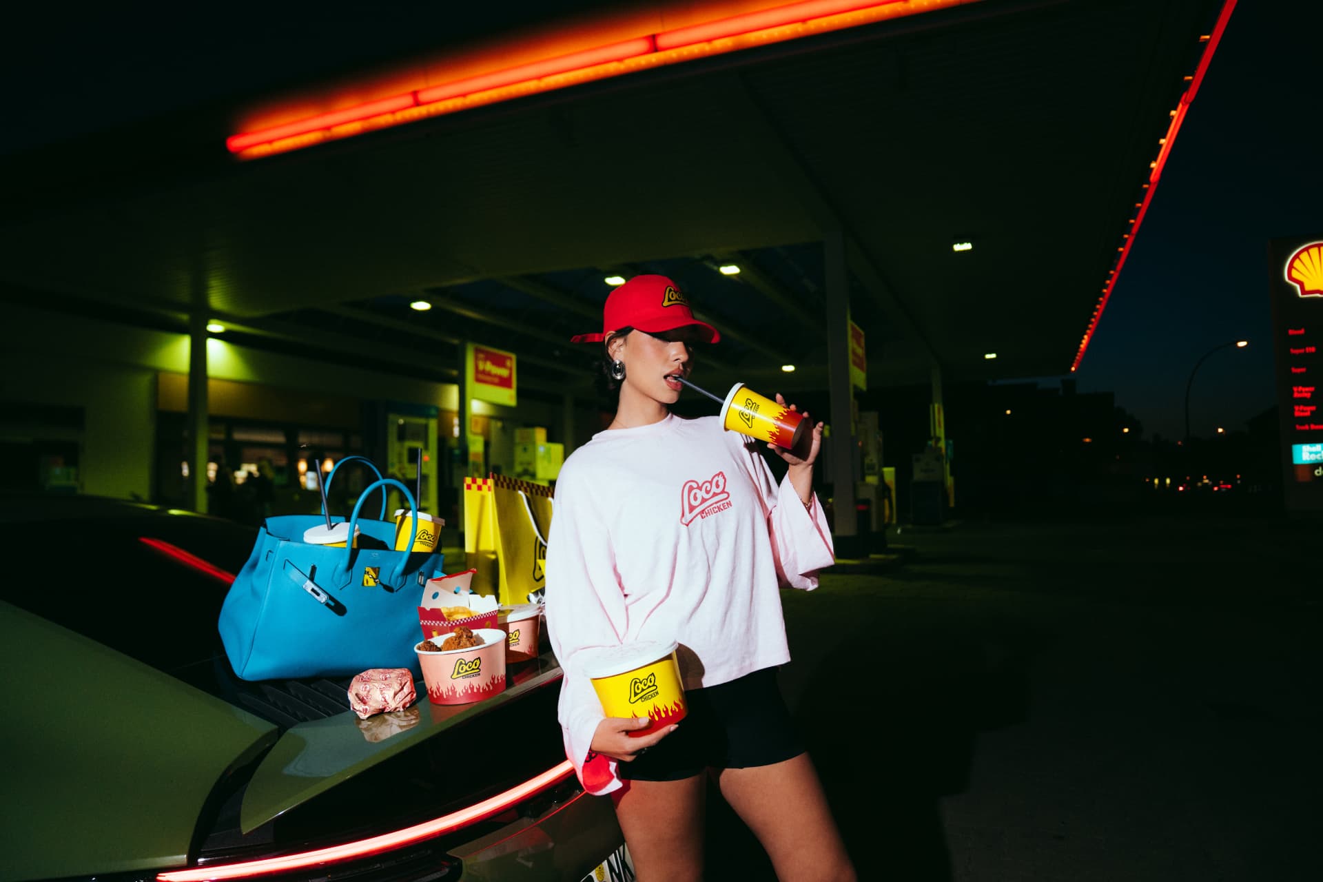 Loco Chicken Gäste an einer Tankstelle bei Nacht