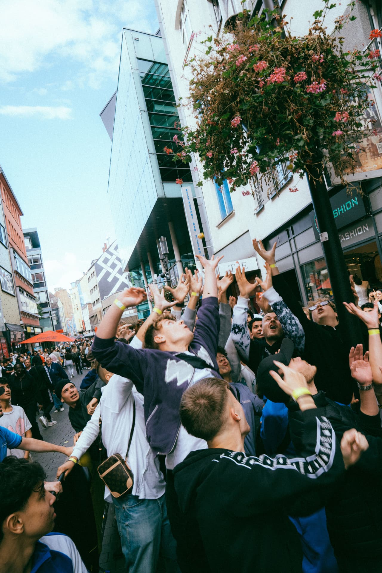 Menschenmenge bei einem Loco Chicken Event