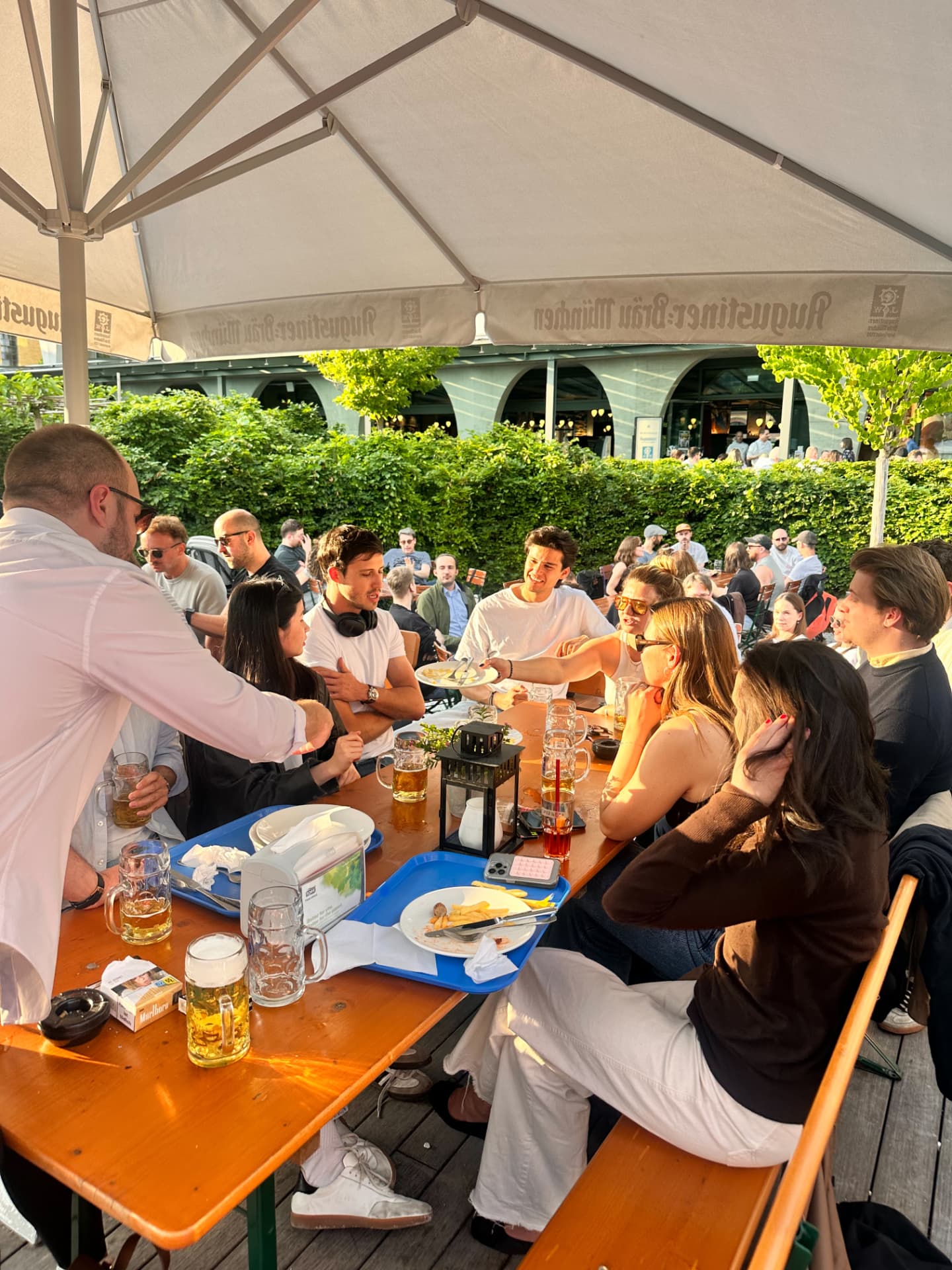 Team-Abend im Sommer — gemeinsam am langen Tisch