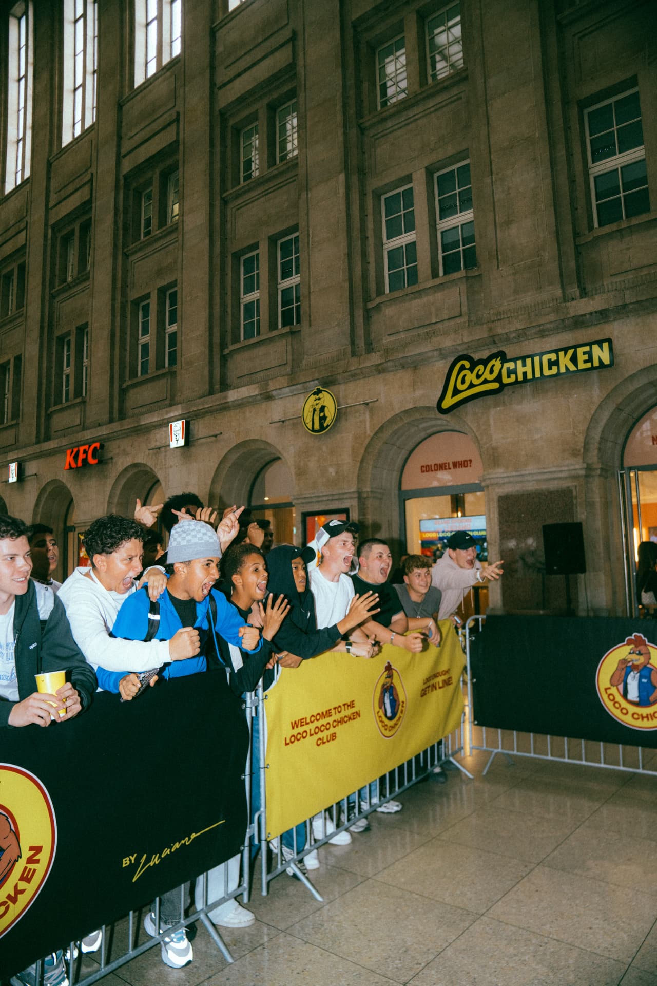 Jubelnde Gäste vor dem Loco Chicken Store