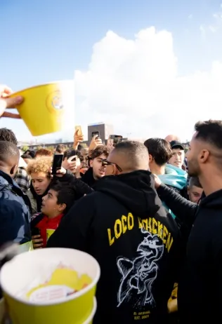 Gäste mit Loco Chicken Buckets im Freien