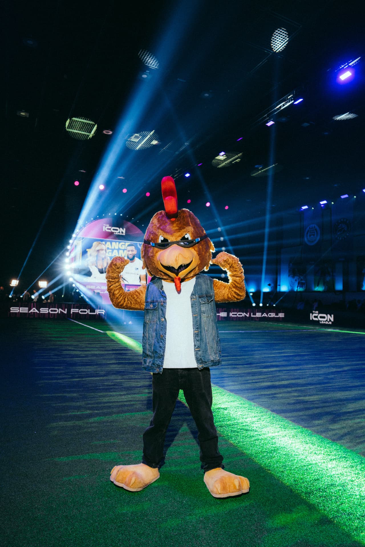 Maskottchen in der Arena bei der Icon League